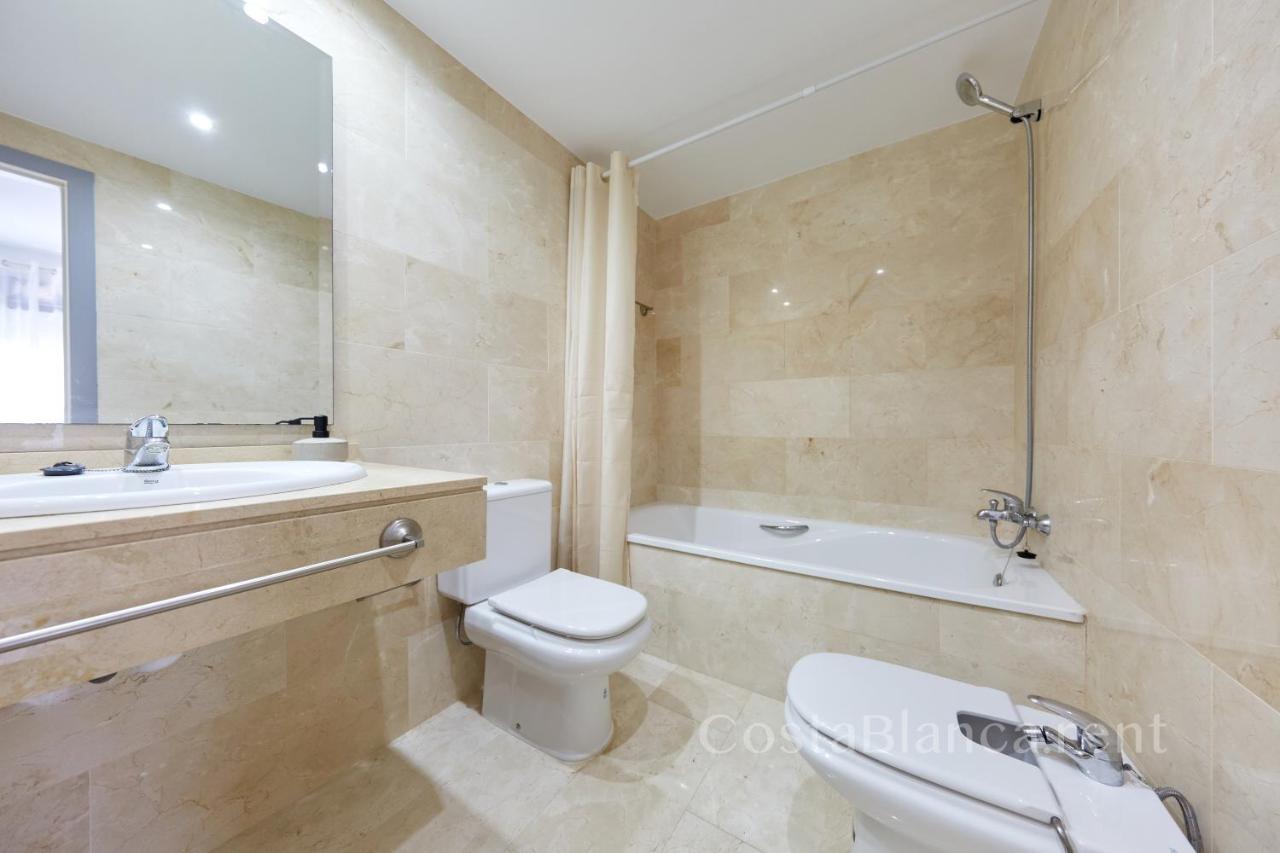 Luxurious, Newly-Renovated Large 2-Bedroom Condo By The Beach Μπένιντορμ Εξωτερικό φωτογραφία