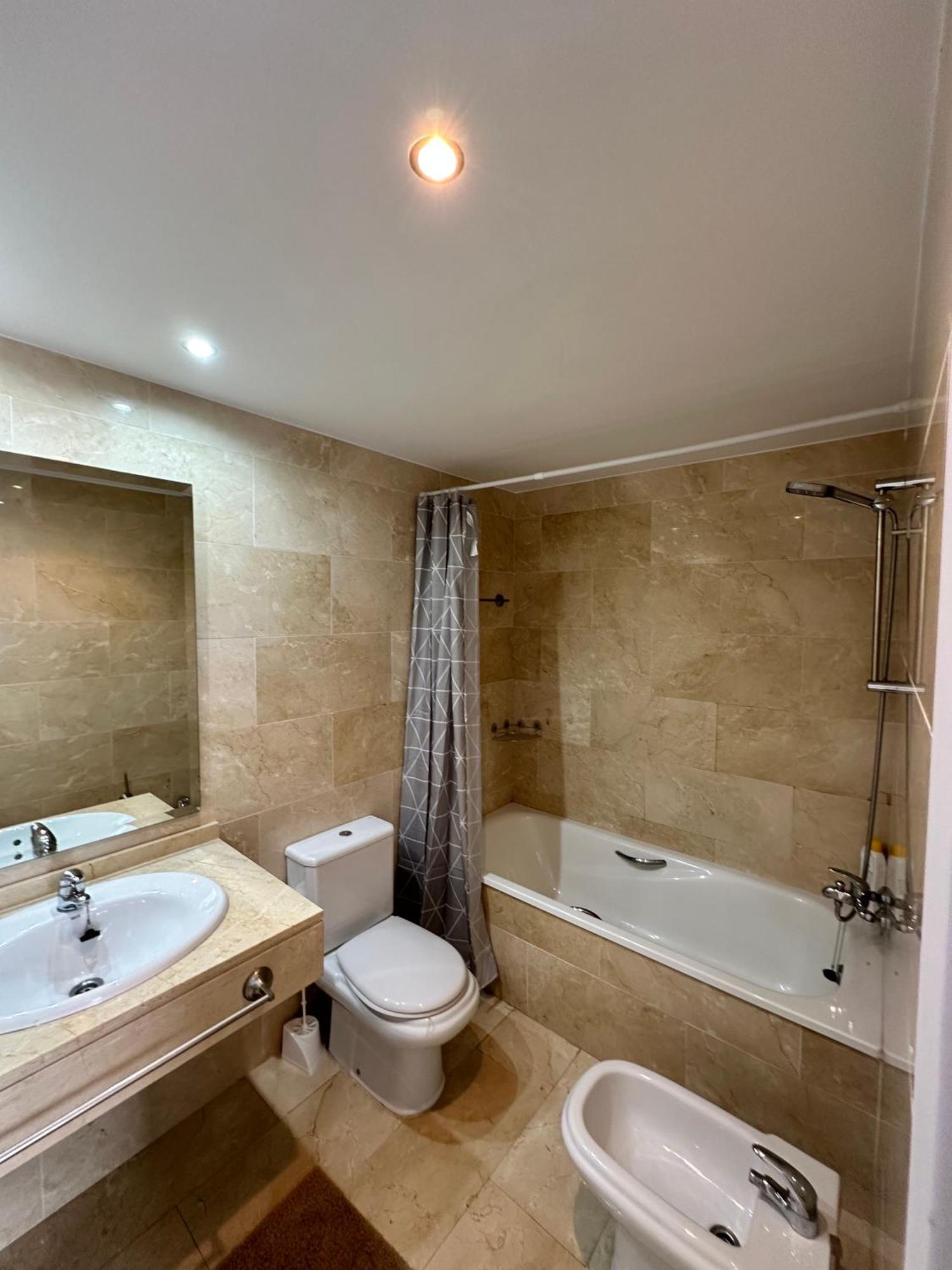 Luxurious, Newly-Renovated Large 2-Bedroom Condo By The Beach Μπένιντορμ Εξωτερικό φωτογραφία